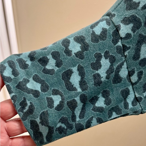 Avenue NWT hi-low top in green animal print, size 18/20 could easily fit 22/24. - Picture 9 of 9